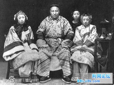  这是传说中 帅气的王爷 与美腻的王妃，像不像杀猪的、  