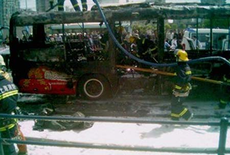 发生自燃的842路公交车.jpg