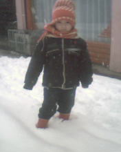 多可爱的孩子呀，你看他的脚就知道这雪有多深了