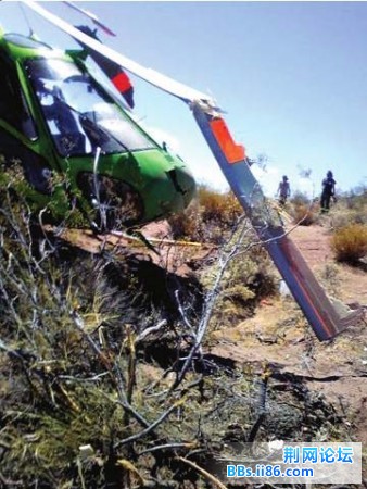 坠落的直升机损伤严重，螺旋桨已经折断。.jpg