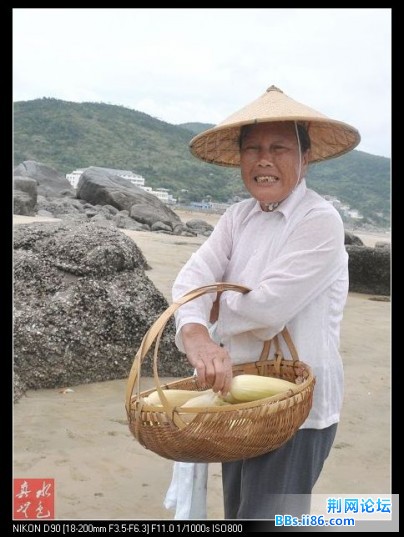 卖玉米棒的老阿婆的装扮有点岭南味道吧.
