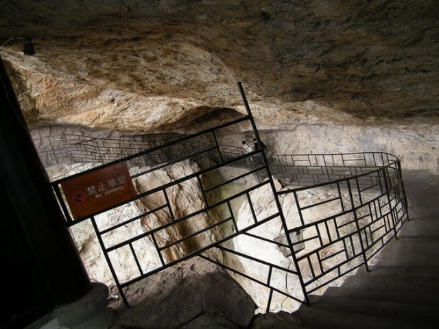 走在岩缝中（DSCF4402）.JPG
