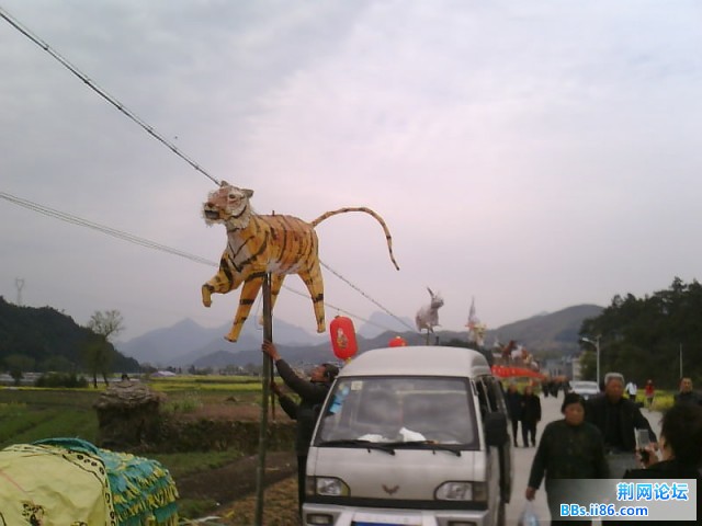 我把车子当梯和老爸地起把老虎把位置摆正