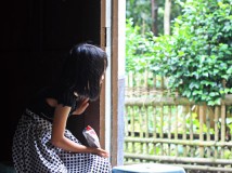 小 女 孩